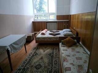 Хостелы IHOTEL Чернігівський Киев Стандартный трехместный номер-1