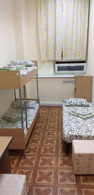 Хостелы IHOTEL Чернігівський Киев Бюджетный трехместный номер-1